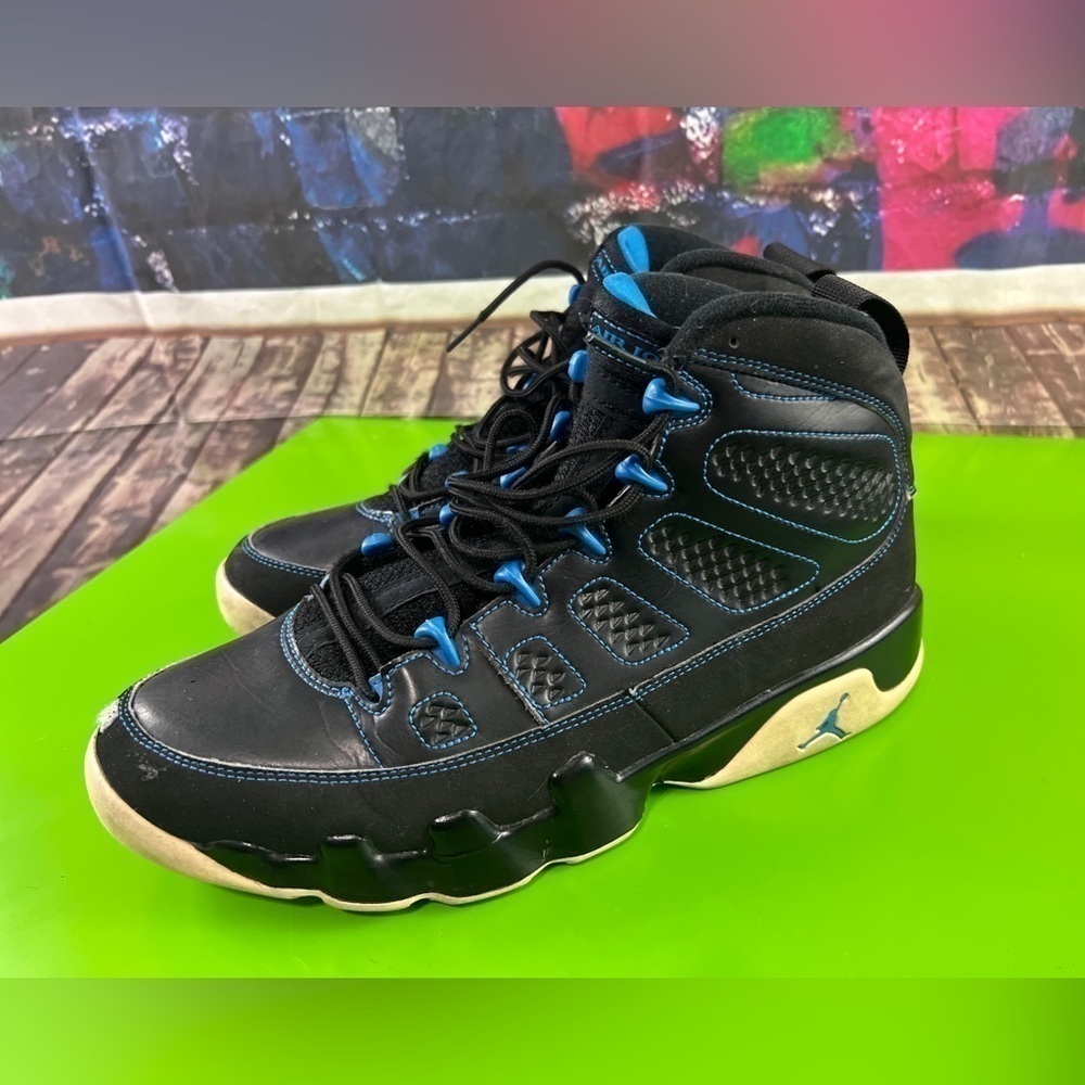 𝅺mens Size 10- Jordan 9 Retro Photo Blue, Black, White  2012 Has Scuffs